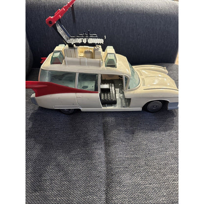 Vintage Real Ghostbusters ECTO-1 Figure Car Vehicle 1984 Kenner With 2 Figures