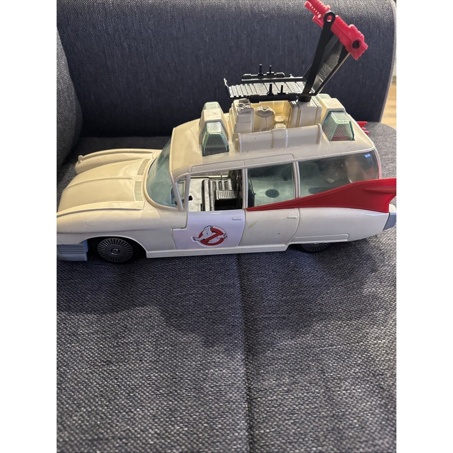 Vintage Real Ghostbusters ECTO-1 Figure Car Vehicle 1984 Kenner With 2 Figures